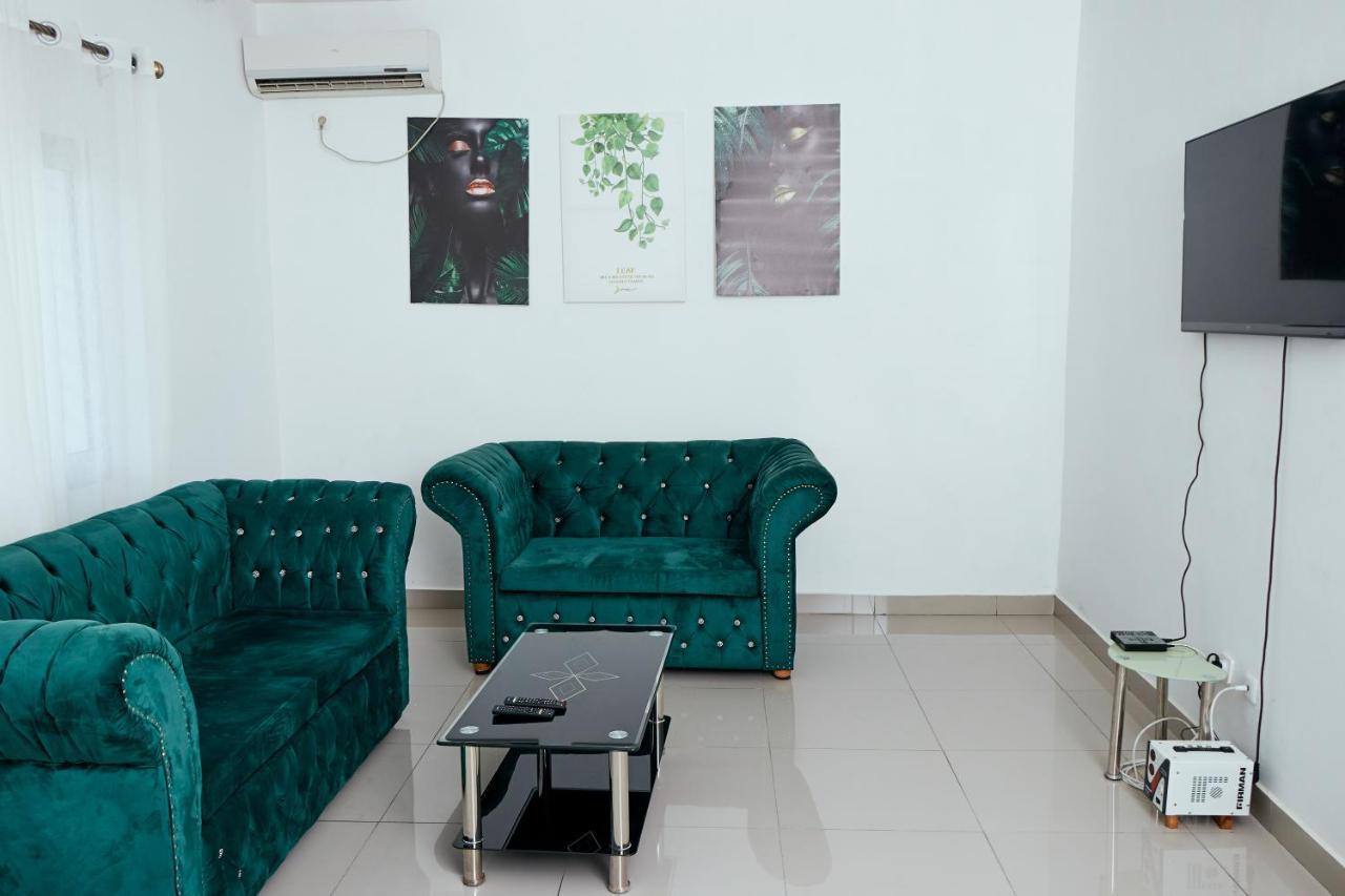 L'Immeuble Queen M.N.M Douala Exterior photo