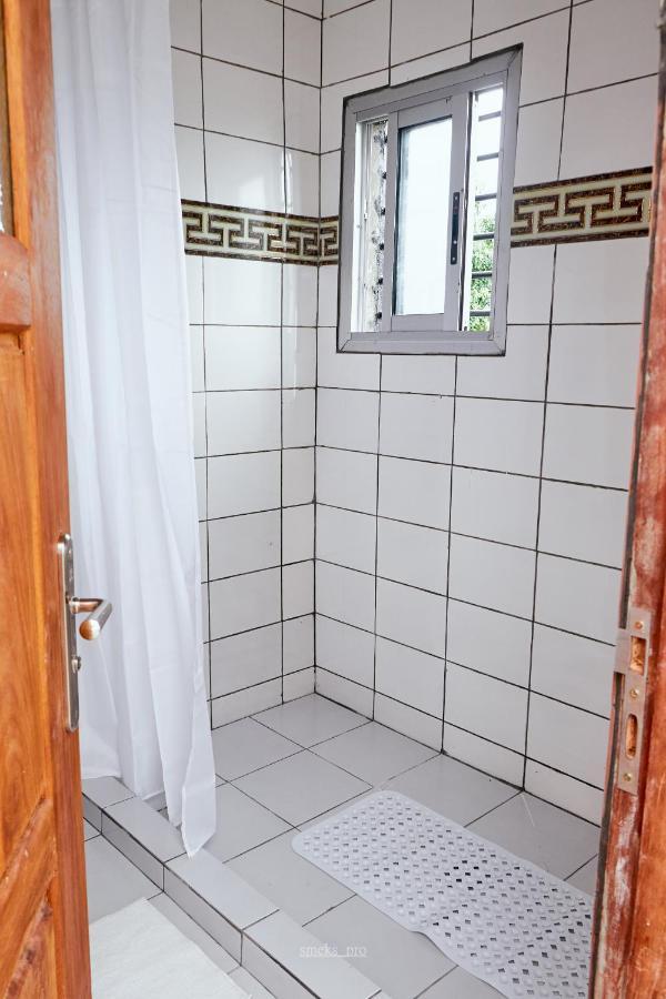 L'Immeuble Queen M.N.M Douala Exterior photo