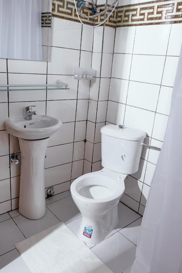 L'Immeuble Queen M.N.M Douala Exterior photo