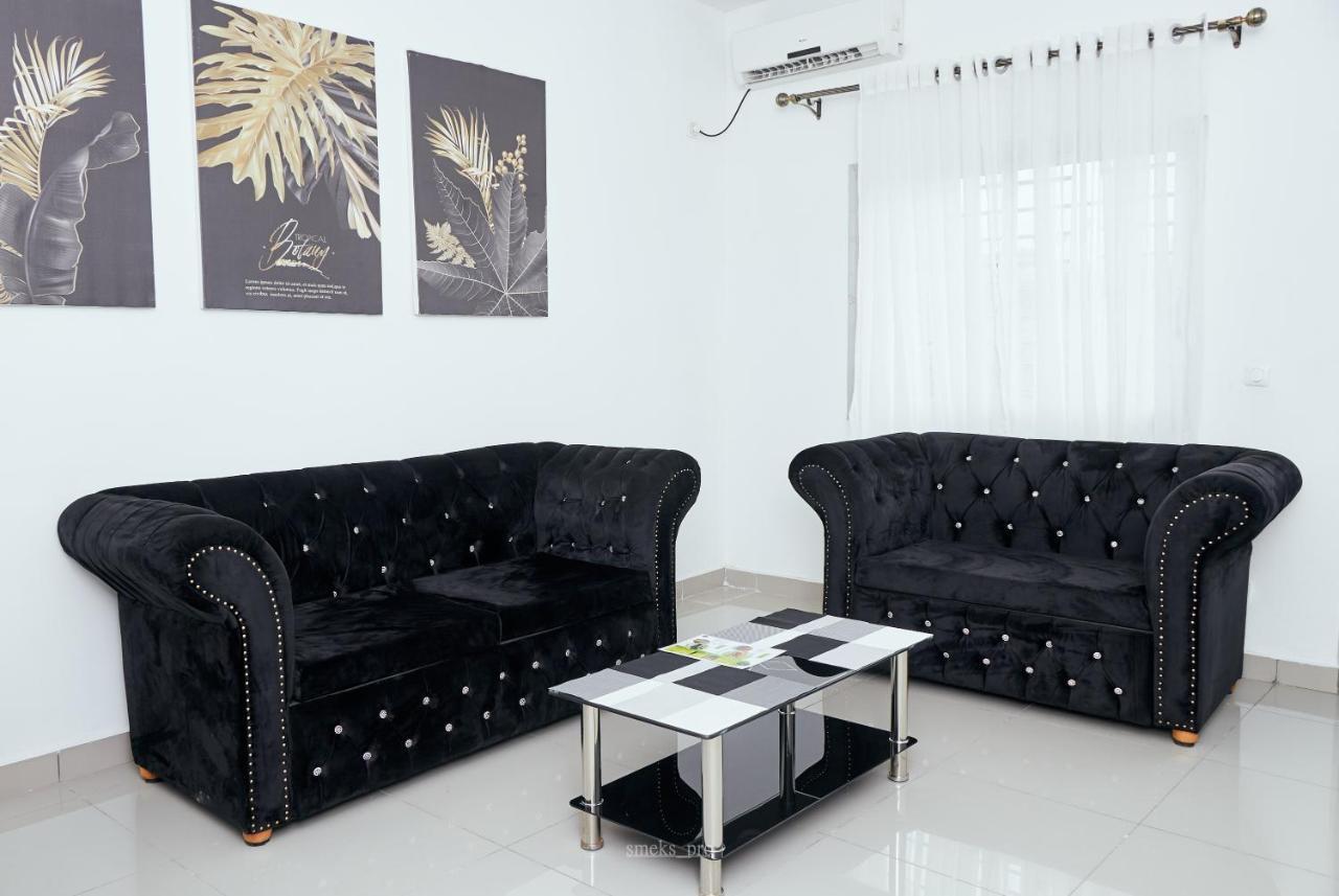 L'Immeuble Queen M.N.M Douala Exterior photo